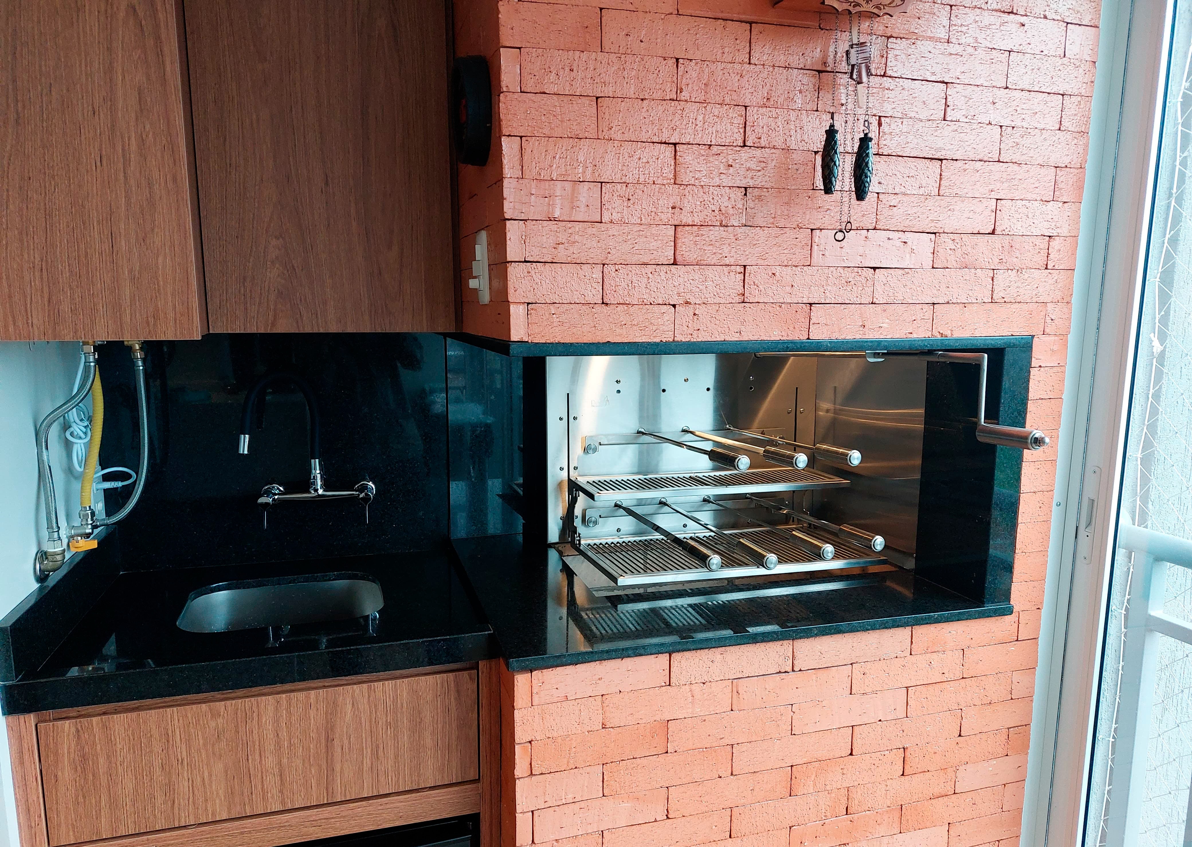 grill com espetos rotativos