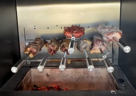 grill com espetos rotativos